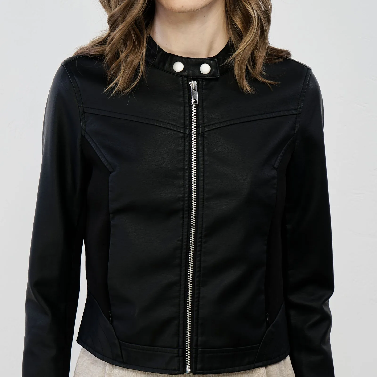 Giacca nera in ecopelle con zip