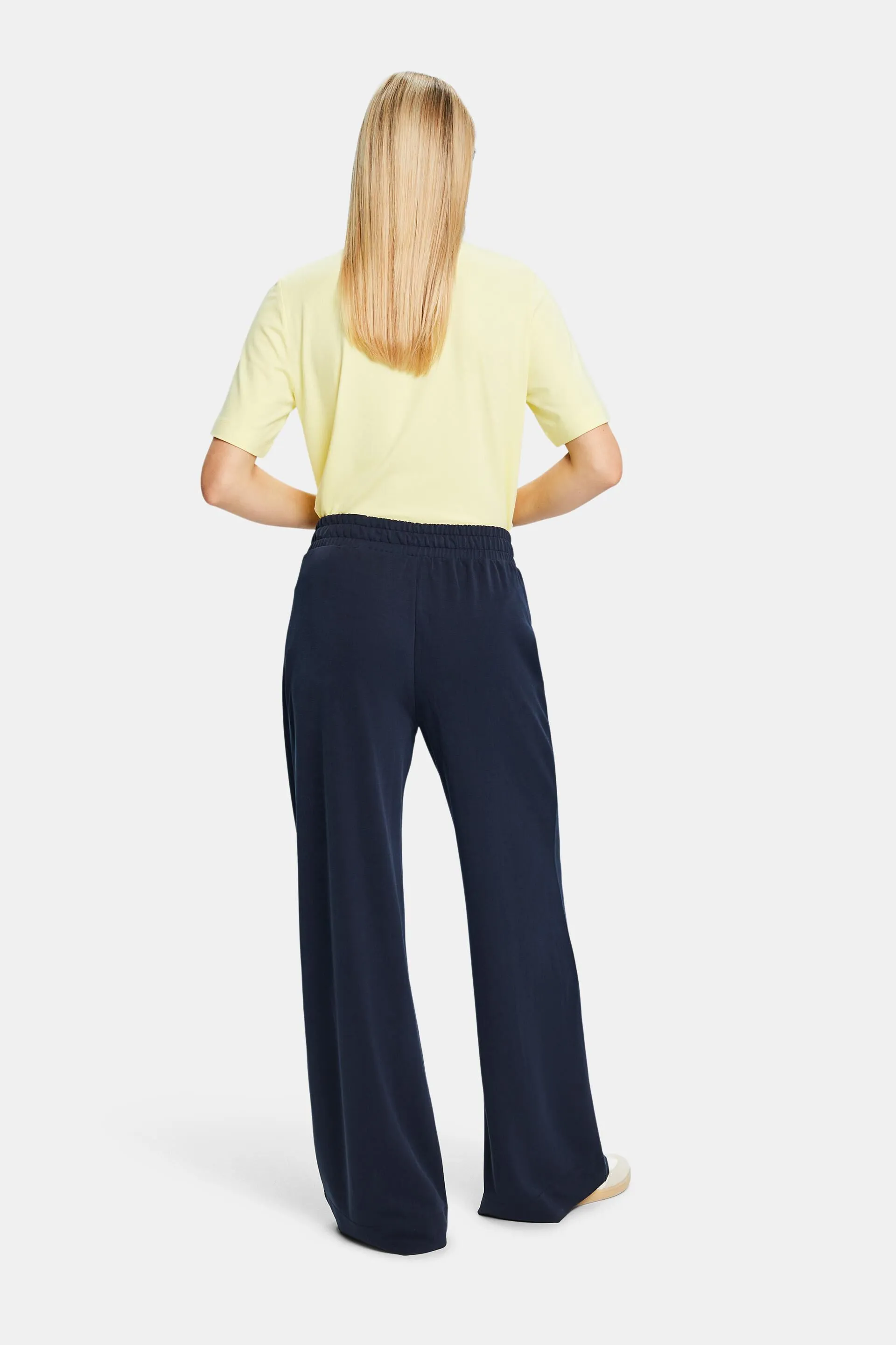 Pantaloni da infilare, a gamba larga e con piega fissa